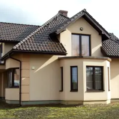 Jakie kolory ogrodzenia najlepiej pasują do brązowego dachu?