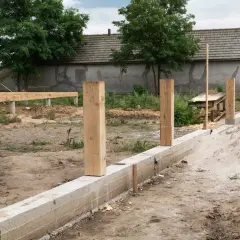 Jak zrobić fundament pod ogrodzenie, aby uniknąć problemów?