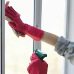 Jak wyczyścić białe okna plastikowe bez smug i zarysowań