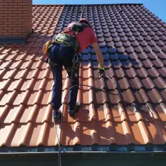 Jak skutecznie umyć dachówkę ceramiczną i uniknąć uszkodzeń