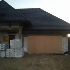 Ile waży dachówka? Sprawdź, jak jej waga wpływa na budowę dachu