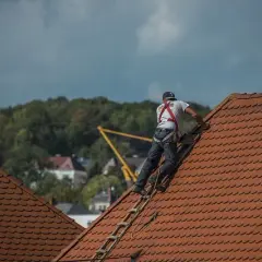 Jak wejść na dach z dachówki bezpiecznie i uniknąć niebezpieczeństw