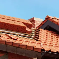 Ile kosztuje metr dachówki ceramicznej? Sprawdź, co wpływa na cenę