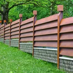 Jak tanio ogrodzić działkę? Tanie i praktyczne rozwiązania ogrodzeniowe