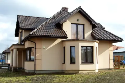 Jakie kolory ogrodzenia najlepiej pasują do brązowego dachu?