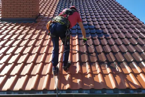 Jak skutecznie umyć dachówkę ceramiczną i uniknąć uszkodzeń
