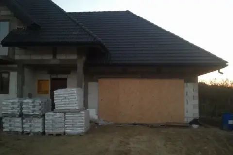 Ile waży dachówka? Sprawdź, jak jej waga wpływa na budowę dachu