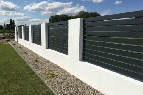 Jak zrobić ogrodzenie z blachy - proste kroki i niezbędne materiały