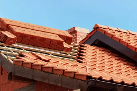 Ile kosztuje metr dachówki ceramicznej? Sprawdź, co wpływa na cenę