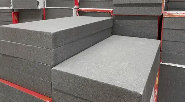 Jaki styropian na ogrodzenie? Wybierz najlepszy materiał dla trwałości