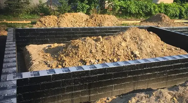 Jak zabezpieczyć fundamenty na zimę, aby uniknąć kosztownych uszkodzeń