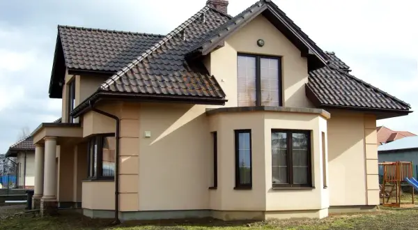 Jakie kolory ogrodzenia najlepiej pasują do brązowego dachu?