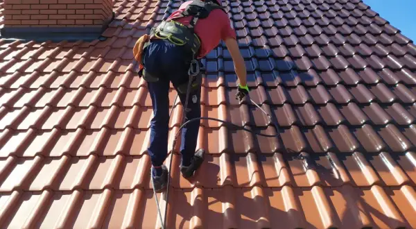 Jak skutecznie umyć dachówkę ceramiczną i uniknąć uszkodzeń