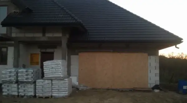 Ile waży dachówka? Sprawdź, jak jej waga wpływa na budowę dachu