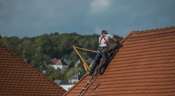Jak wejść na dach z dachówki bezpiecznie i uniknąć niebezpieczeństw