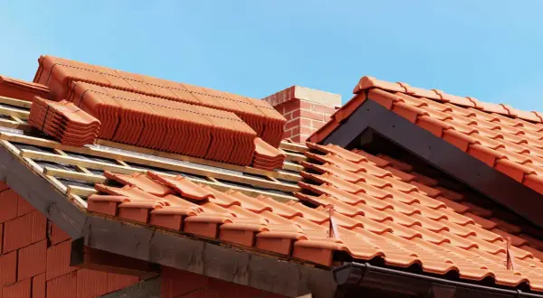 Ile kosztuje metr dachówki ceramicznej? Sprawdź, co wpływa na cenę
