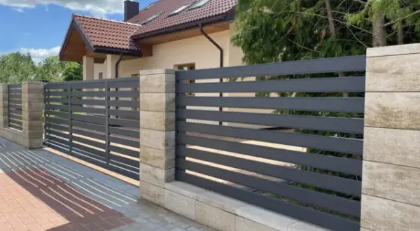 Jaki beton na fundament ogrodzenia? Wybierz najlepszy dla trwałości