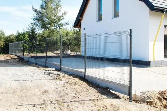 Ile kosztuje 100 m ogrodzenia panelowego? Sprawdź ceny i oszczędności