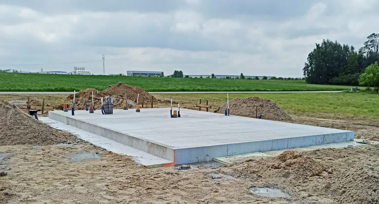 Zdjęcie Płyta fundamentowa czy fundament - co lepiej wybrać na trudne grunty?