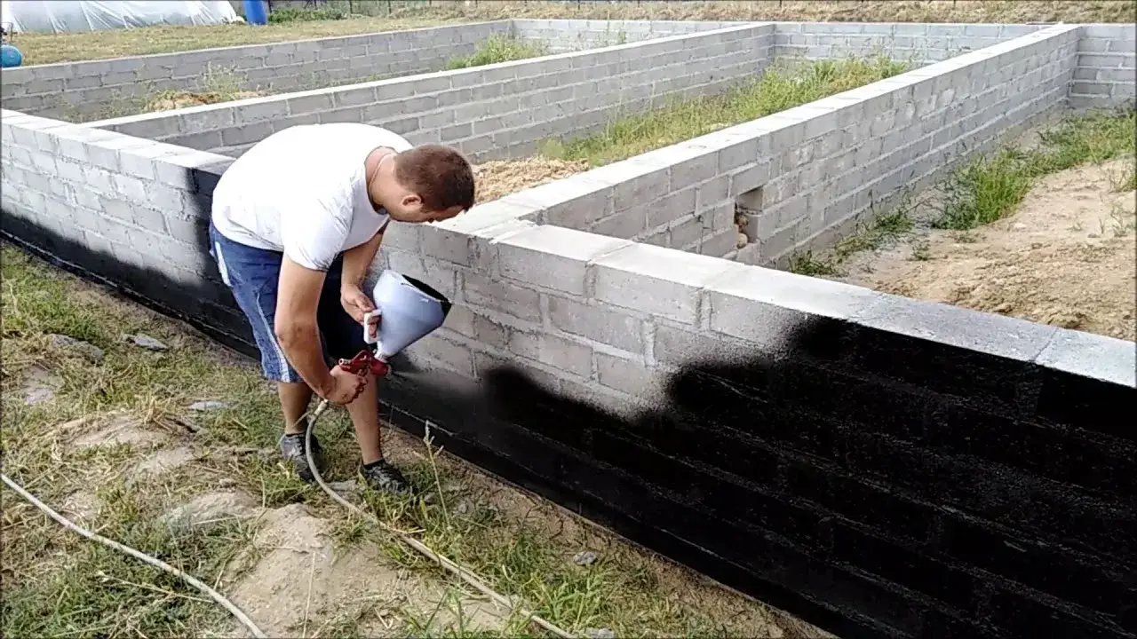 Zdjęcie Czym malować fundament, aby uniknąć problemów z wilgocią?