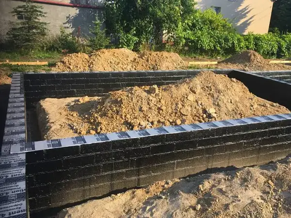 Jak zabezpieczyć fundamenty na zimę, aby uniknąć kosztownych uszkodzeń