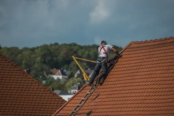 Jak wejść na dach z dachówki bezpiecznie i uniknąć niebezpieczeństw