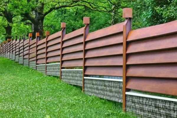 Jak tanio ogrodzić działkę? Tanie i praktyczne rozwiązania ogrodzeniowe